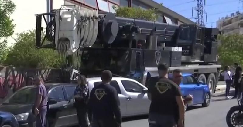 Κερατσίνι: Ανεξέλεγκτος γερανός έπεσε σε αυτοκίνητα σκορπίζοντας τον πανικό!