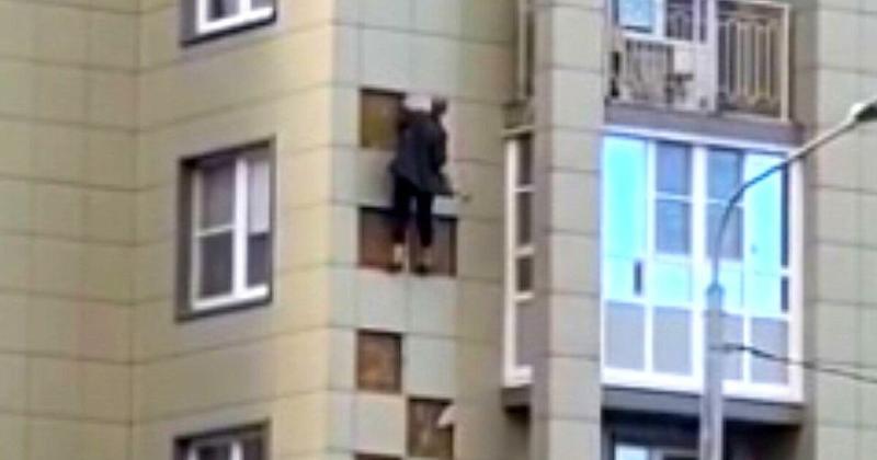 Σύγχρονος Ρωμαίο ... Σκαρφάλωσε στον 7ο όροφο για να ζητήσει συγνώμη στην αγαπημένη του!