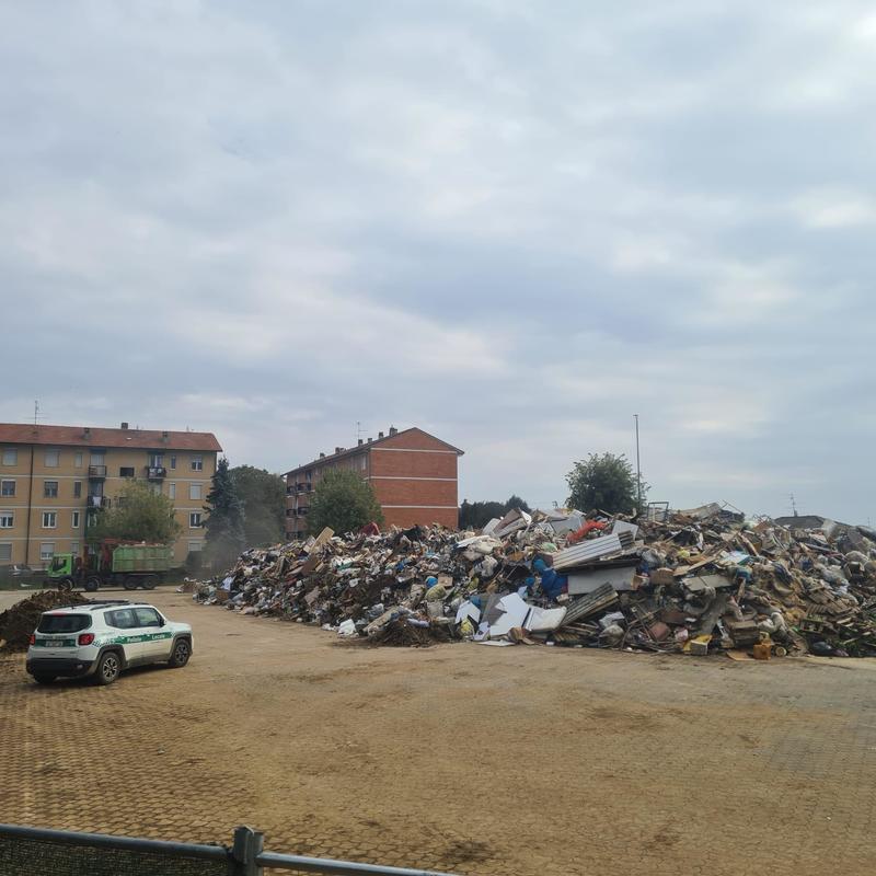 Meda ancora sepolta dal fango e da una ‘palazzina di rifiuti’: il difficile ritorno alla normalità dopo l’alluvione