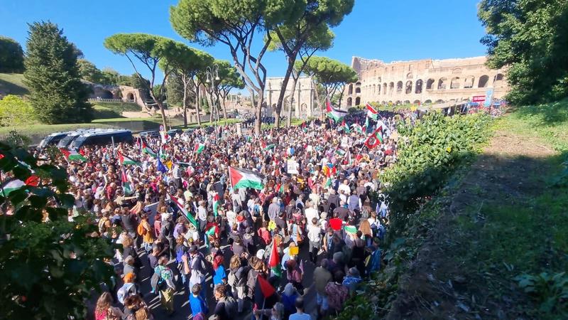 Corteo pro-Pal a Roma: “Siamo un milione”. Poi la guerriglia degli antagonisti con la polizia: 41 agenti feriti