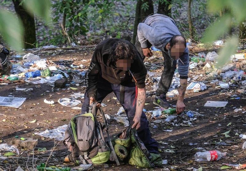 Viaggio tra i fantasmi di Rogoredo: “Loris, una vita spezzata a 29 anni. Ora per l’eroina bastano 10 euro”