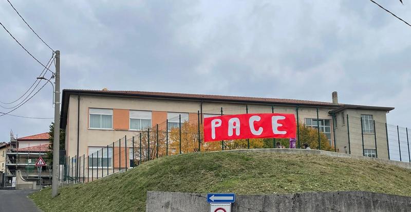 Inverigo, striscione con la scritta “Pace” a scuola. Il sindaco lo fa rimuovere