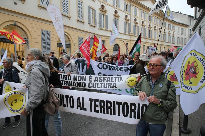 A Monza la carica dei sindaci: in tricolore alla testa del corteo per dire “no” a Pedemontana