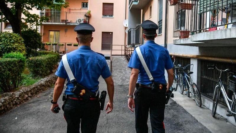 Picchia la moglie davanti ai figli: donna subisce violenze da oltre 15 anni. Lui viene allontanato dopo la denuncia