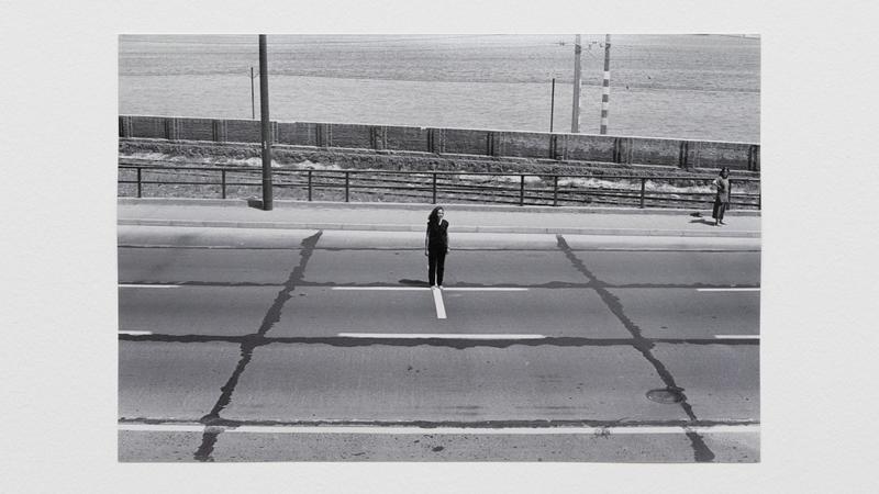 Ausstellung | Wie eine Linie ihre Waffe wurde: Das Werk der Künstlerin Lotty Rosenfeld in Lübeck