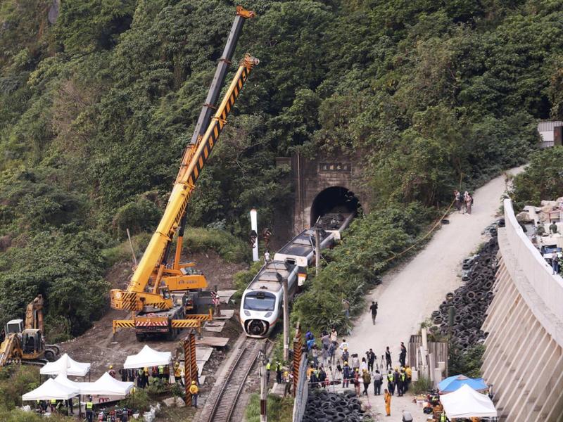 Il camion cade dall'autostrada, il treno intrappolato nel tunnel: 50 morti