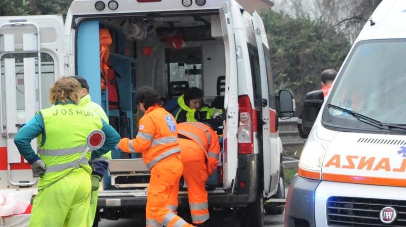 Cilavegna, lo scoppio di una gomma provoca la caduta di un gruppo di cicloamatori: due feriti in ospedale
