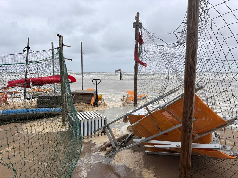 Tempesta sul litorale ravennate, raffiche di bora e mareggiate: acqua fino agli stabilimenti