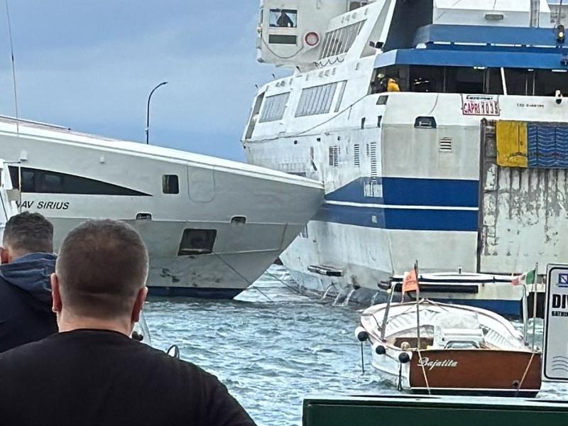 Capri, collisione tra motonave e aliscafo: non ci sono feriti. Nel golfo stop a corse per vento