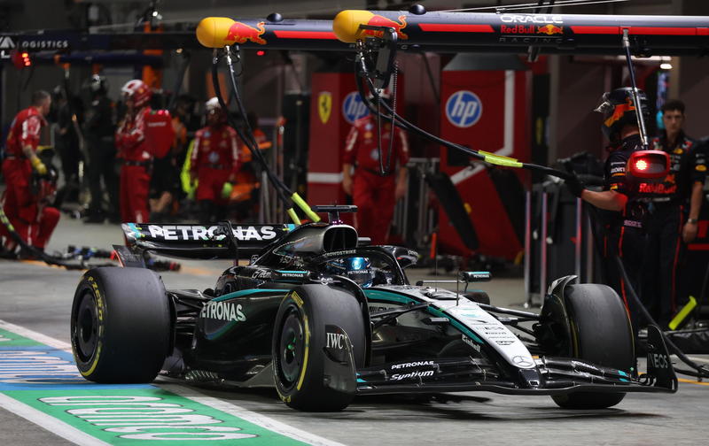 Russell vince facile a Singapore Ferrari lenta, Leclerc solo sesto