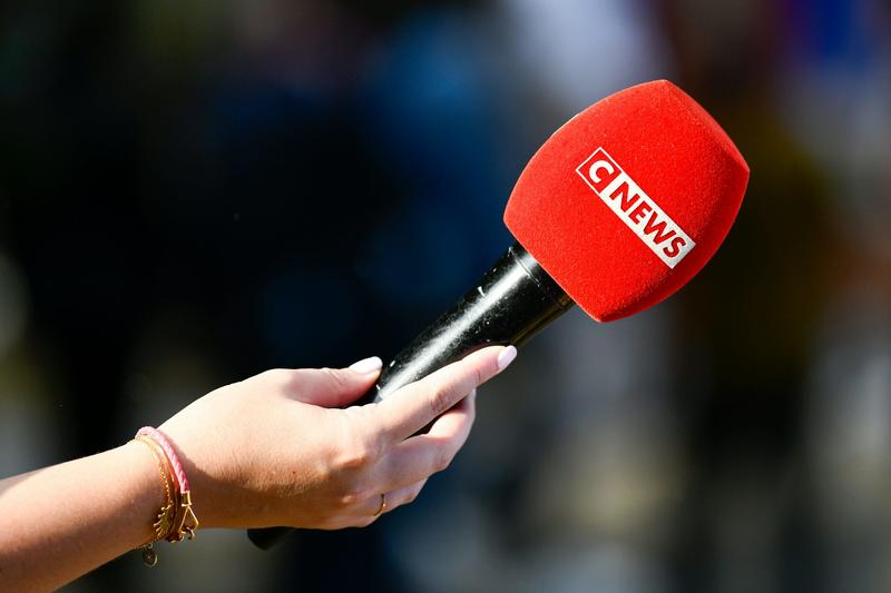 CNews contre les médias publics : une mise à mort du journalisme ?