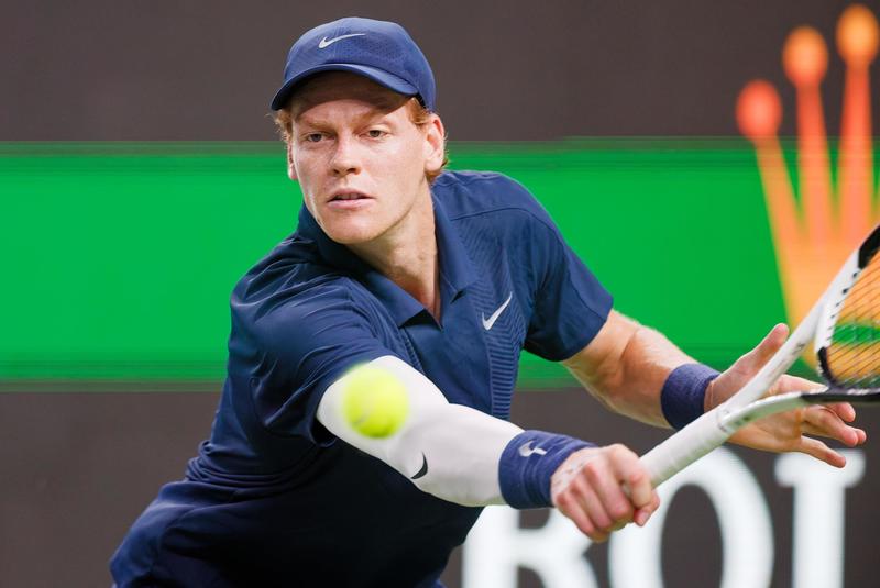 Sinner costretto al ritiro per crampi all’Atp Shanghai: era sotto 3-2 nel terzo set contro Griekspoor. L'olandese agli ottavi