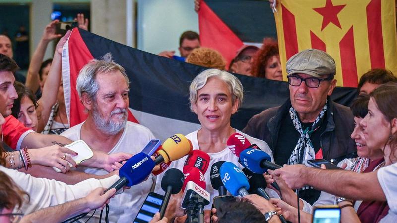Ada Colau y Jordi Coronas aterrizan en Barcelona y una veintena de activistas españoles llegan a Barajas