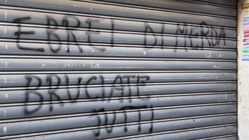 Antisemitismo nei cortei: “Allarme odio”. E sul panificio kosher di Roma spunta la scritta: “Ebrei di mer**, bruciate tutti”