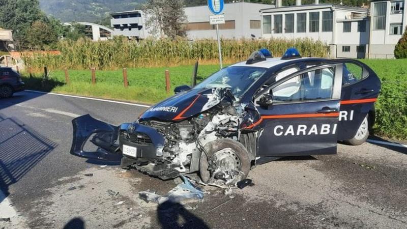 Gandino, auto dei carabinieri coinvolta in un incidente