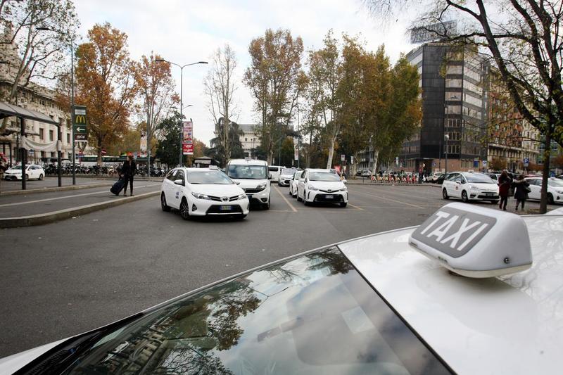 Rifiuta il pagamento con il pos: tassista di Milano sospeso per 45 giorni