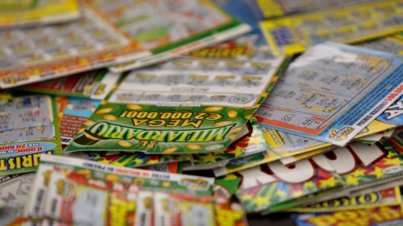 In Friuli per cercare lavoro, ragazzo campano centra 500 mila euro al Gratta e vinciÂ e sviene per la felicitÃ 