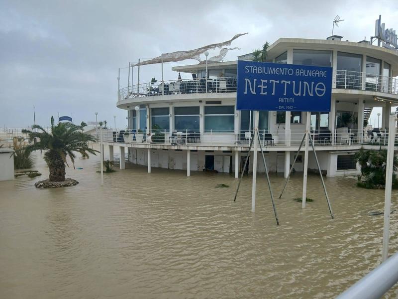 ‘Affondati’ dalla burrasca, a Rimini acqua da paura nei porti. Danni in spiagge e locali: “Chi pagherà il conto?”
