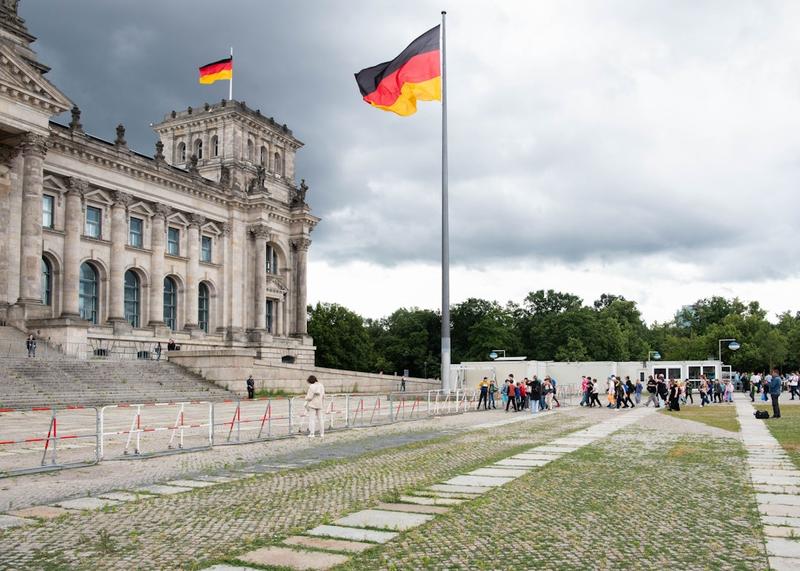 Unordnung und Müll vor dem Reichstag stehen für die Politik von Friedrich Merz: ambitionslos, mutlos, improvisiert