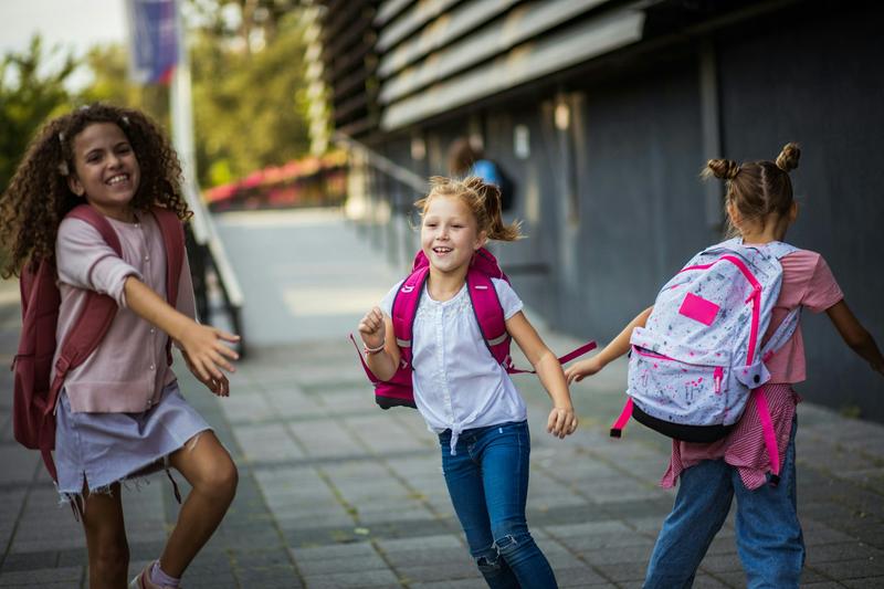 Les voitures restreignent le droit des enfants de profiter de la ville. Voici des projets qui font la différence