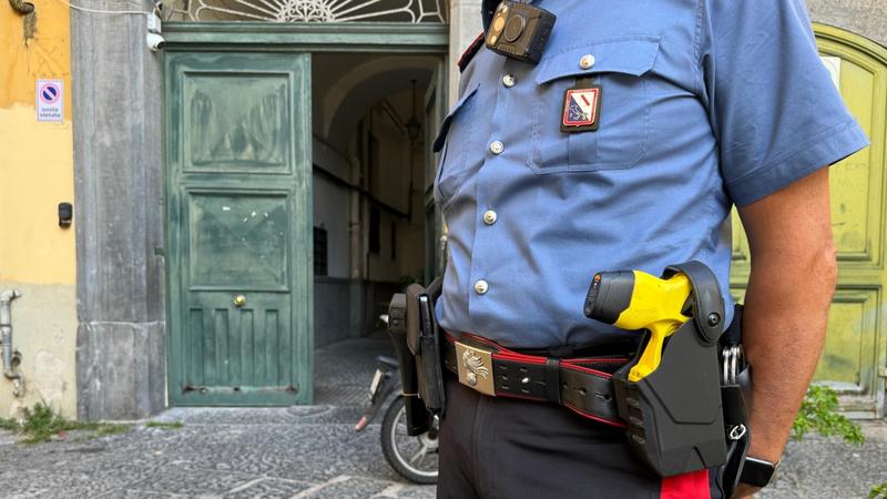 Uomo di 35 anni muoreÂ in ambulanza dopo essere stato colpitoÂ con il taserÂ âLa procura apre un'inchiesta