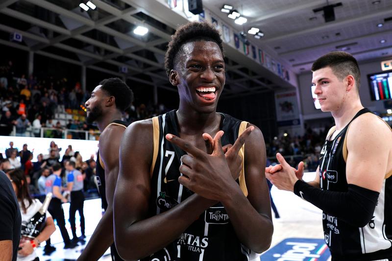 Cheick Niang, esordio da sogno in Serie A con mega schiacciata: chi è il nuovo fenomeno del basket azzurro