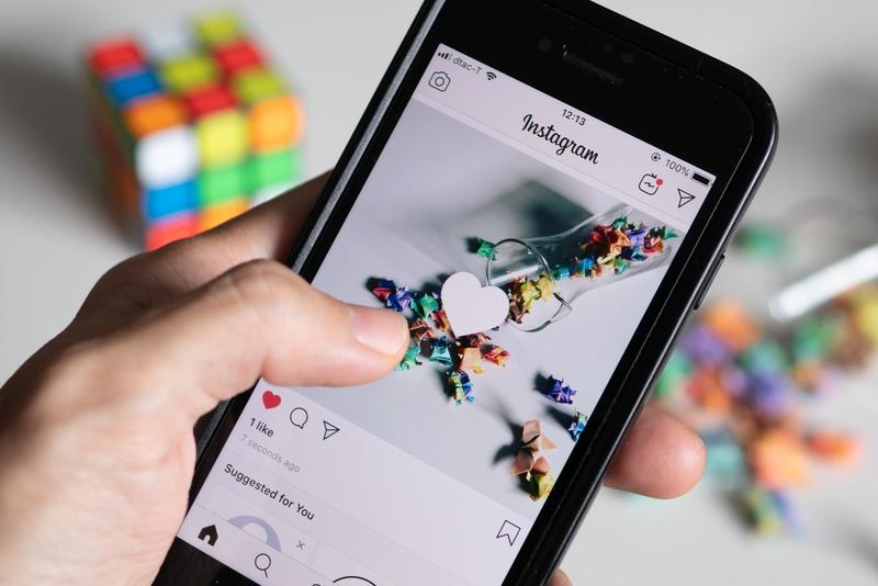 Instagram ha 15 anni: da Polaroid digitale a specchio narcisista della società