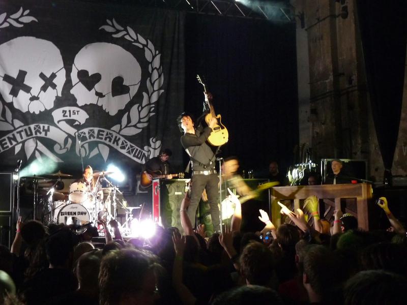 Del punk a los memes: la risa rebelde que sigue cuestionando las narrativas oficiales