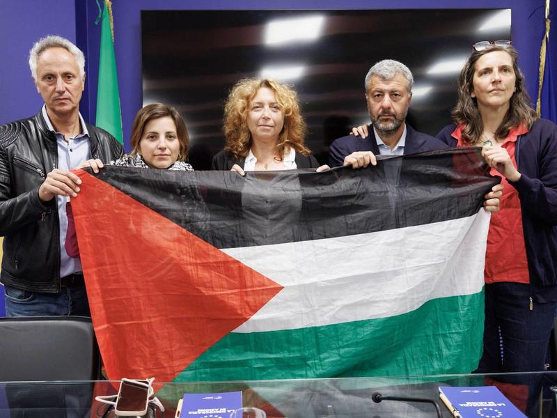 È indegno paragonarsi agli ostaggi di Hamas, la Flotilla esagera e Macron: quindi, oggi...