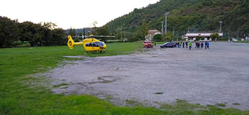 Cade nel dirupo e muore davanti alla moglie