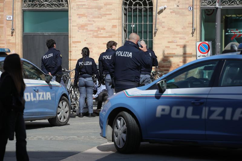 Le rasa i capelli per sfregiarla: aggressione choc a una ragazza, caccia all’ex fidanzato