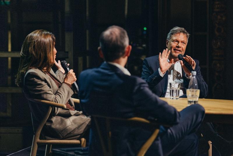Robert Habeck im Berliner Ensemble: Er ist in der Realität immer noch nicht angekommen Robert Habeck im Berliner Ensemble: Er ist in der Realität immer noch nicht angekommen