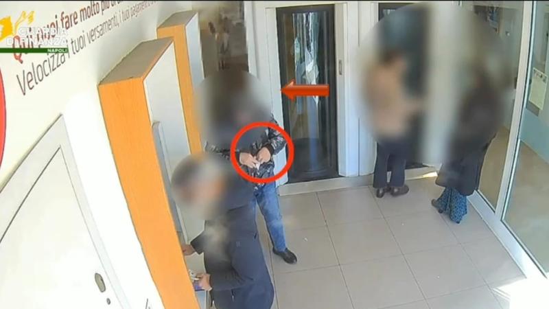 Finto cieco incassa l'assegno di invaliditÃ  per 20 anni, arrestato con la moglieÂ a Castellammare di Stabia VD