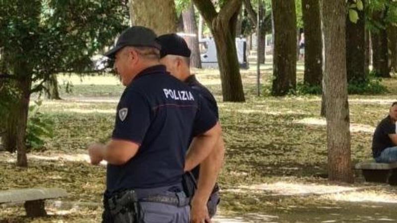 Fabriano, una donna gli si avvicina per derubarlo, la polizia la blocca