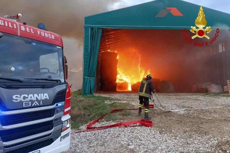 Incendio in un fienile a Scottaneto, alta colonna di fumo: vigili del fuoco al lavoro