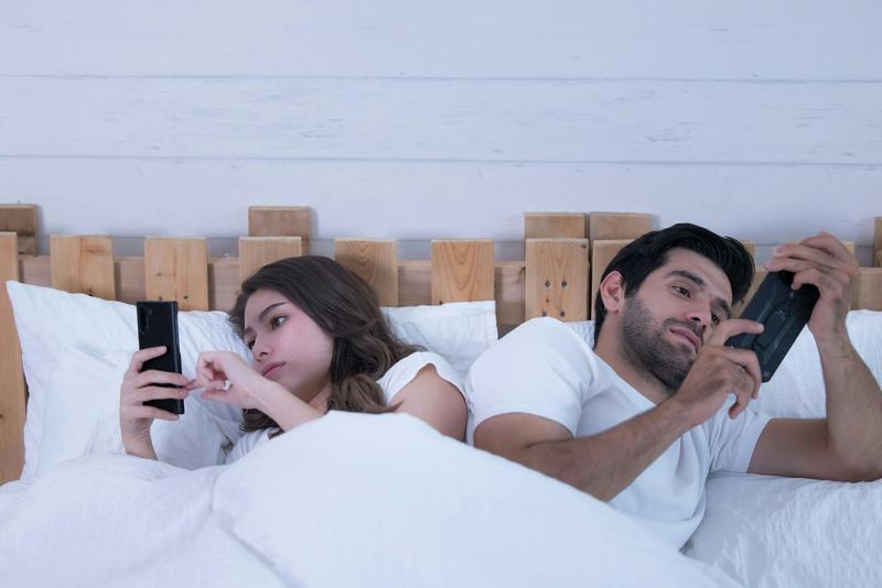 Smartphones manipulate our emotions and trigger our reflexes — no wonder we’re addicted Smartphones manipulate our emotions and trigger our reflexes — no wonder we’re addicted
