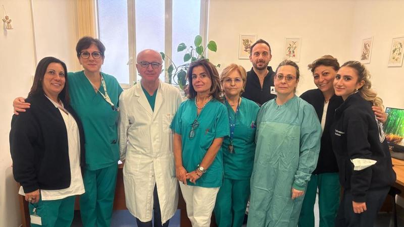 Va in ospedale con doloreÂ al torace e si sospetta disturbo al cuore: aveva un tappodi bottiglia nell'esofago