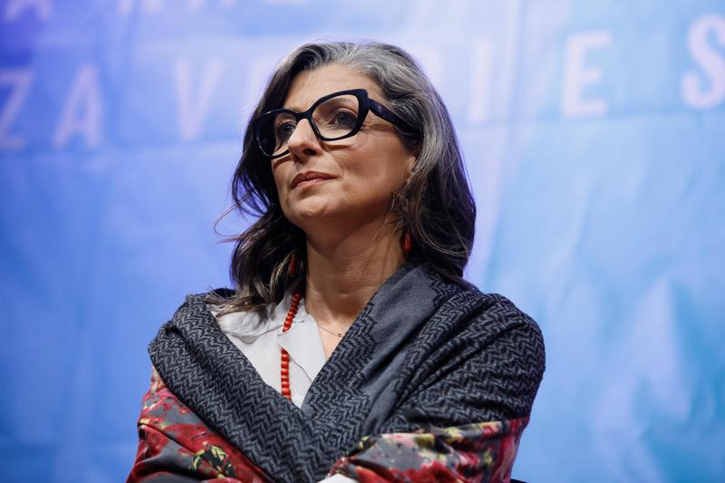 Francesca Albanese, le crepe a sinistra. Dalle parole su Liliana Segre ‘non lucida’ al fuoco di fila del Pd: “Narcisista e arrogante”
