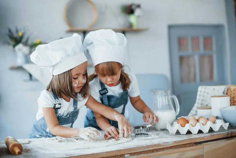 Pourquoi apprendre à cuisiner dès l’enfance est un outil de santé publique