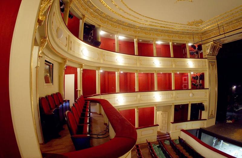 (POGLED) O gledališki kritiki kot izumrlem žanru: Teater je žrtev degradacije medijev, a tudi lastne pojavnosti