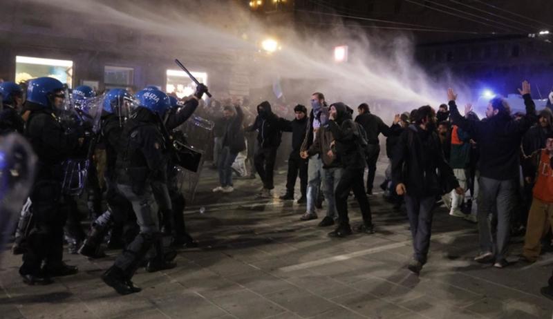 Giovani palestinesi, corteo choc a Bologna: la polizia li contiene in piazza, poi cariche e idranti in via Rizzoli