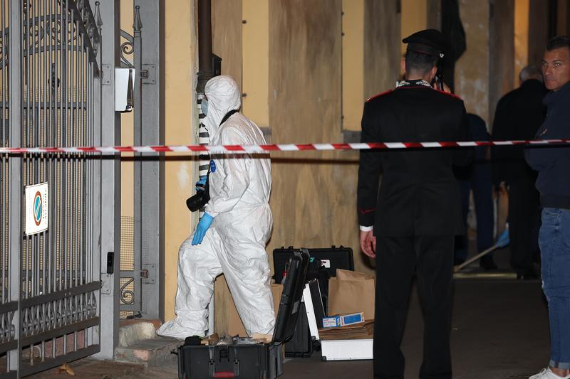 Uccide la moglie malata: l’ha accoltellata alla gola, poi il 92enne si è suicidato
