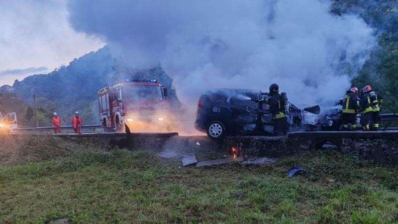 Tragico schianto a Casnigo: resta grave il 19enne. Attese a Palazzolo le salme della coppia