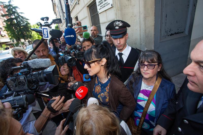 Delitto di Garlasco, l’avvocato querela mamma Sempio: prima crepa nel fronte con i Poggi