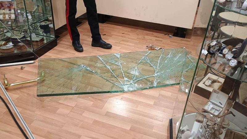 Spaccate in serie tra Cattolica e Rimini: devastata una gioielleria, i banditi in fuga con un ricco bottino