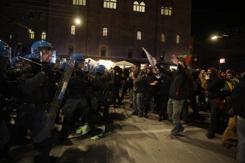Manifestazione e scontri: oggi alle 18 nuovo presidio in piazza Maggiore