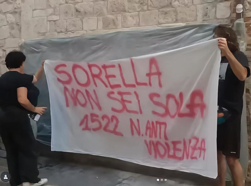 Scritte oscene contro la studentessa, il collettivo femminista si mobilita: 