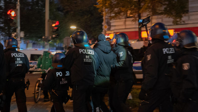 4 Stunden im Kessel – Ganz Berlin hasst die Polizei