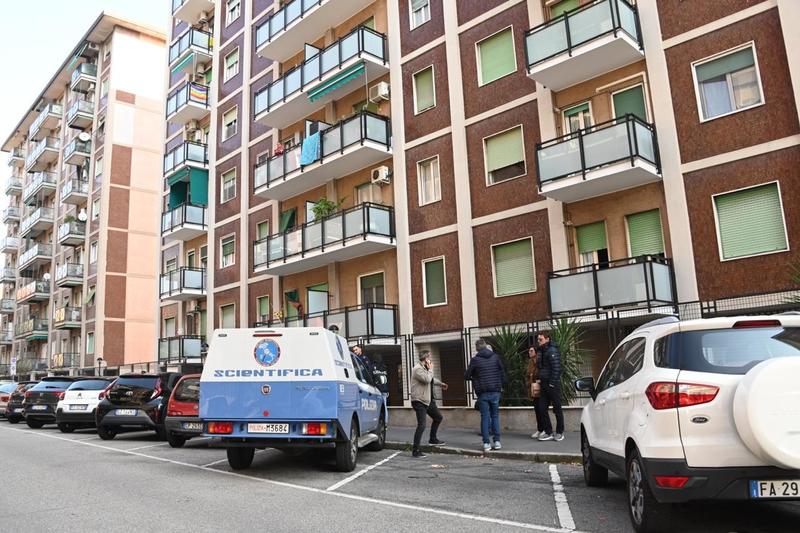 Muore buttandosi dal sesto piano mentre gli notificano lo sfratto: “Non ce la faccio più”. In casa un biglietto d’addio