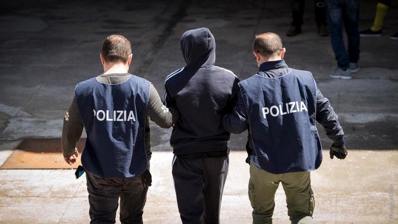 Pavia, il vicino di casa ammette lo stupro della 19enne. Ma ora è accusato di violenza sessuale anche su una poliziotta